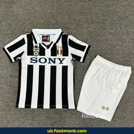 Juventus home jersey for kids 1995-1996.