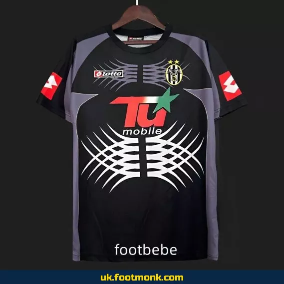 Juventus vintage 2001-2002 black goalkeeper jersey.