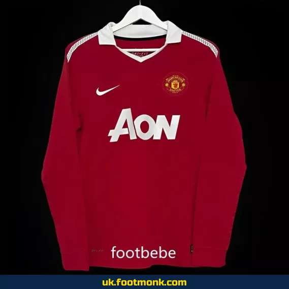 Manchester United Vintage 2010-2011 home long-sleeved jersey.