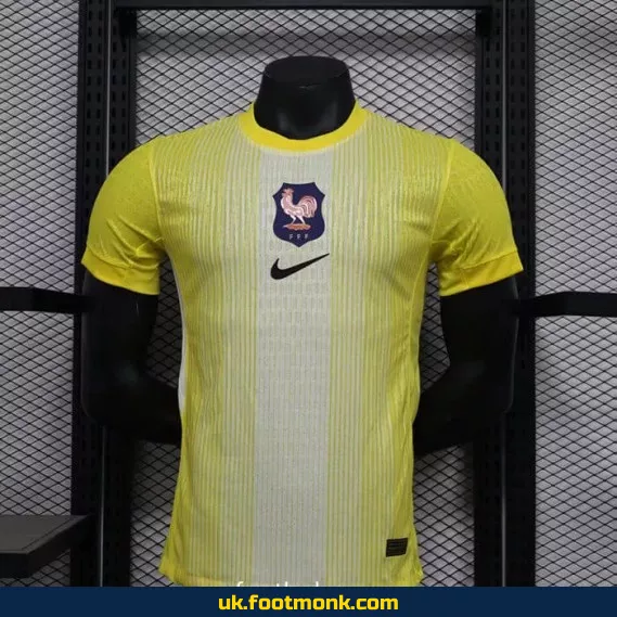 Match jersey France 2025 goalkeeper yellow.