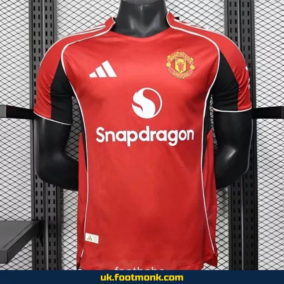 Home jersey Manchester United 2025-2026.