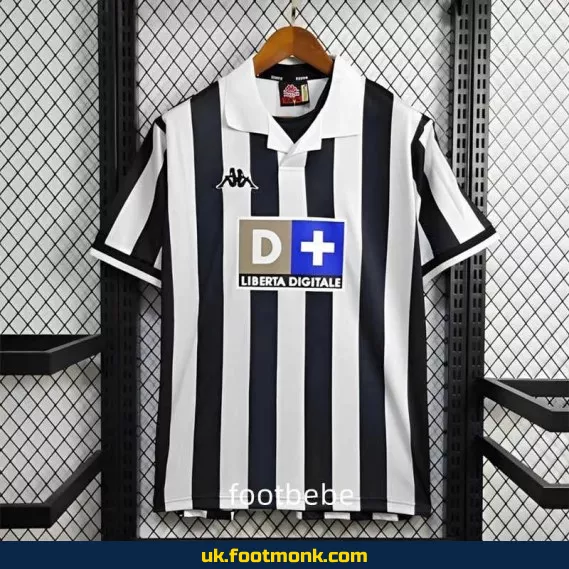 Vintage Juventus 1998-1999 home football jersey.