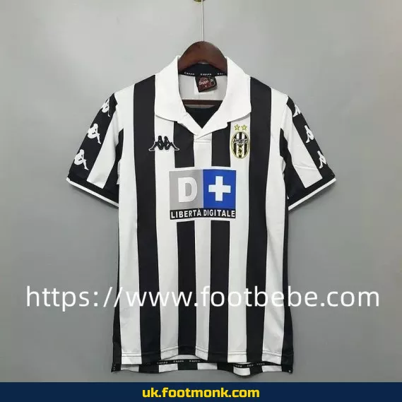 Vintage Juventus 1999-2000 home football jersey.