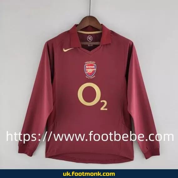 Vintage Arsenal 2005-2006 home long-sleeved jersey.