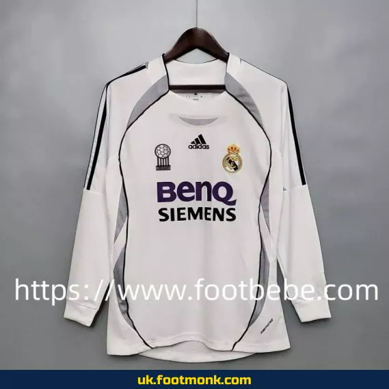 Vintage Real Madrid 2006-2007 long sleeves home jersey.